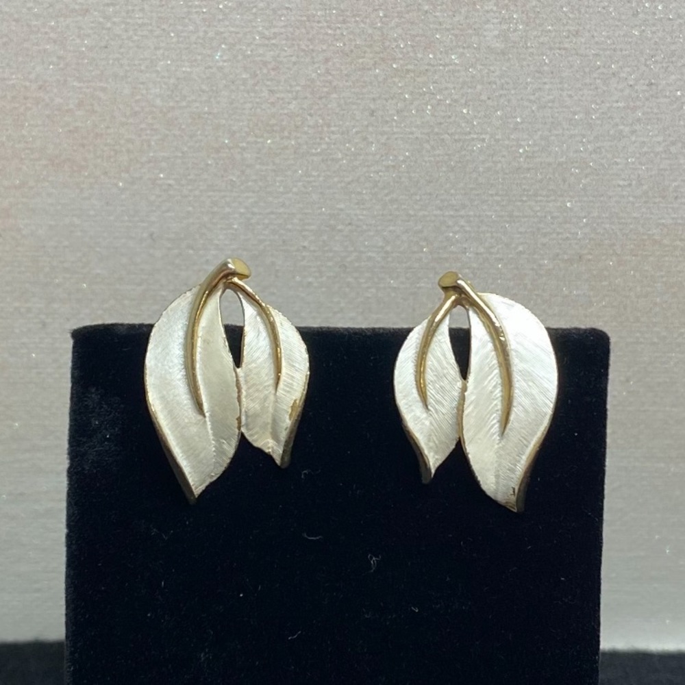 Vintage Sarah Cov white leaf clip on earrings